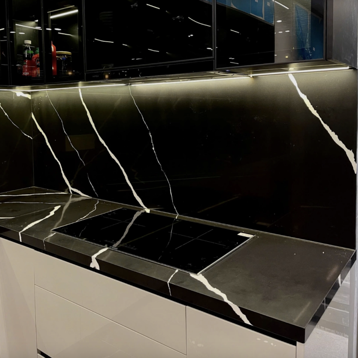 Đá bàn bếp đen tia sét