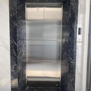 Thang máy đá đen rừng