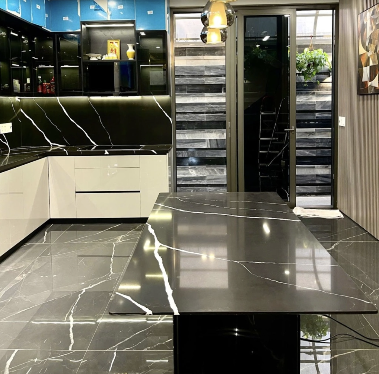 Đá bàn bếp đen tia sét