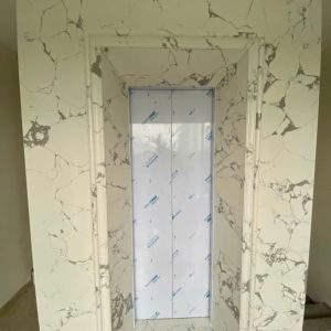 Thang máy đá nhân tạo trắng