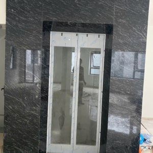Thang máy đá đen rừng
